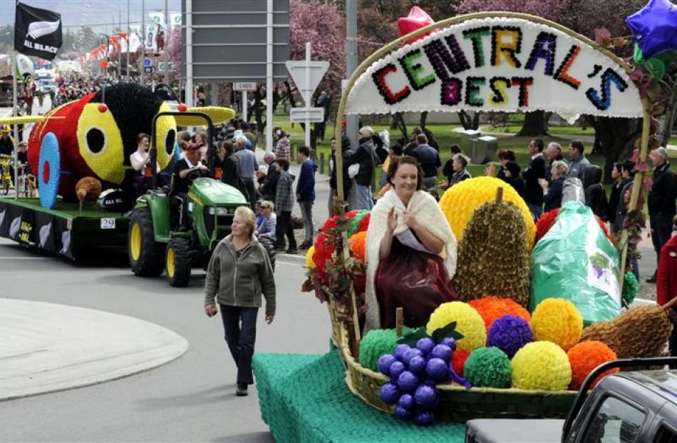 Princess Sarah Rillstone waves from the Alexandra and Dunstan Lions Club's "Central's Best" float...