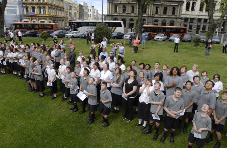 Pupils from Macandrew Intermediate watch the Mustang from the Dunedin Cenotaph. 
...