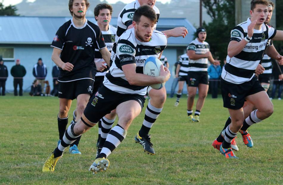 Southern fullback Bryce Hosie (playing his 50th game) starts an attacking run down the blind side...