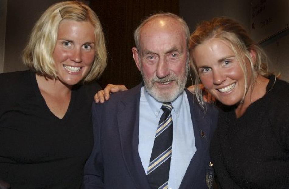 Strachan with double Olympic champions Caroline (left) and Georgina Evers-Swindell.