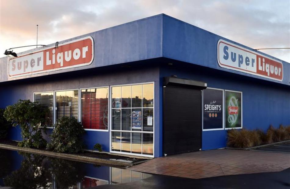 Super Liquor Andersons Bay. Photo by Peter McIntosh.