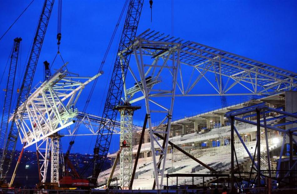 The 390 tonne main truss at the Forsyth Barr Stadium is lifted into place.