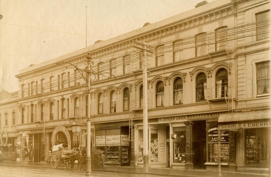 The Central Hotel in about 1907, with the entrances to the horseshoe-shaped Braithwaite’s Book...