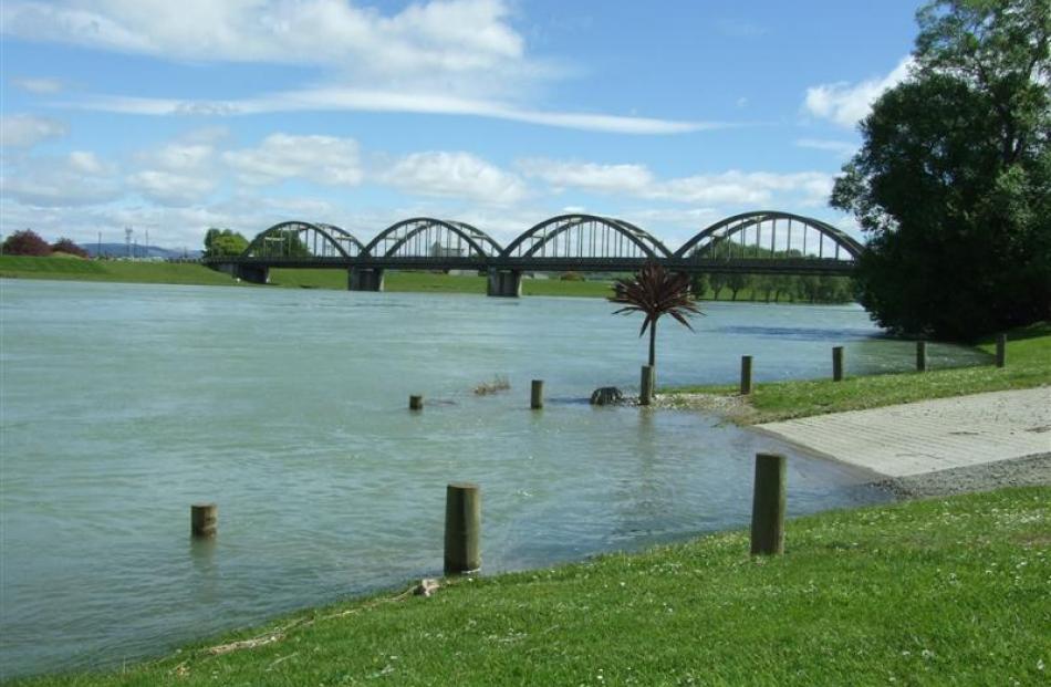 The Clutha River runs high at Balclutha yesterday. Photo by Helena de Reus.