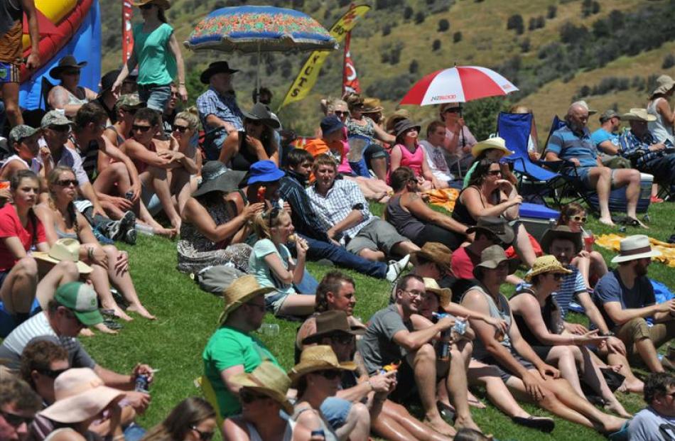 The crowd at the Millers Flat Rodeo on Boxing Day. Photo by Gregor Richardson.