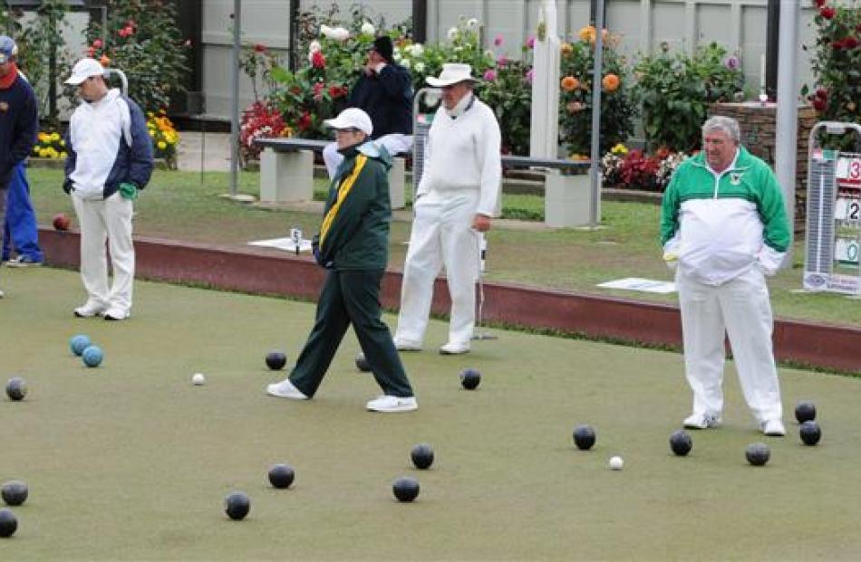 The Outram Bowls 2000 tournament at the Fairfield Bowling Club on Saturday. Photos by Craig Baxter.