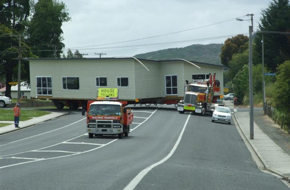 The Owens' home is manoeuvred around the St Albans/Eddystone St intersection in Kaitangata...