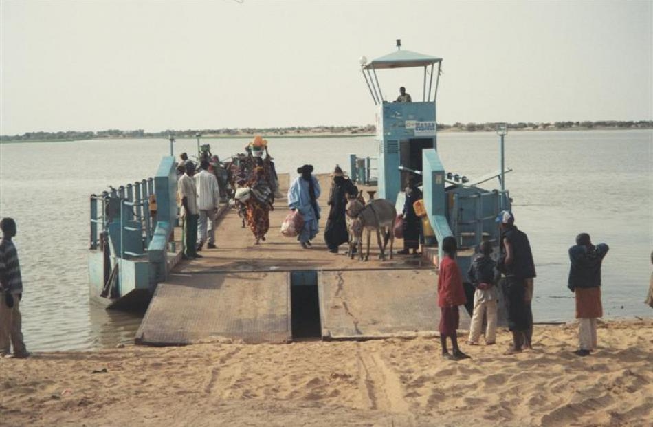 The Timbuktu ferry. Photos by Alistair McMurran.