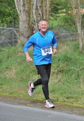 Trailrunner Rob Urquhart near his Puddle Alley home. Photo by Linda Robertson