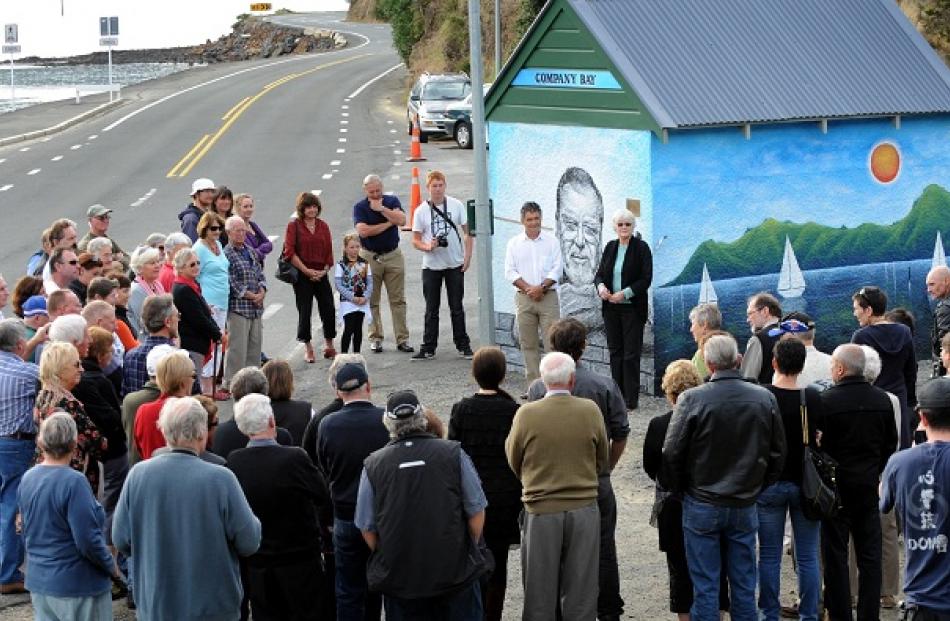 tribute_to_bus_shelter_artist_unveiled_4f8b4c0d36.JPG