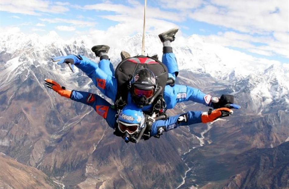 Wendy Smith's photo of the world record tandem jump from 9205m, featuring American Tom Noonan ...