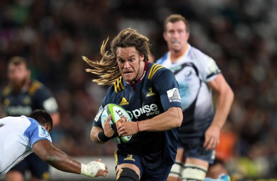 Dan Pryor carries the ball for the Highlanders. Photo: Getty Images