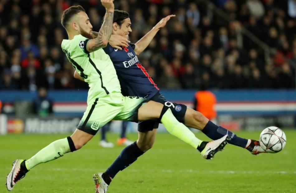 PSG's Edinson Cavani (R) contests the ball with Manchester City's Nicolas Otamendi. Photo: Reuters
