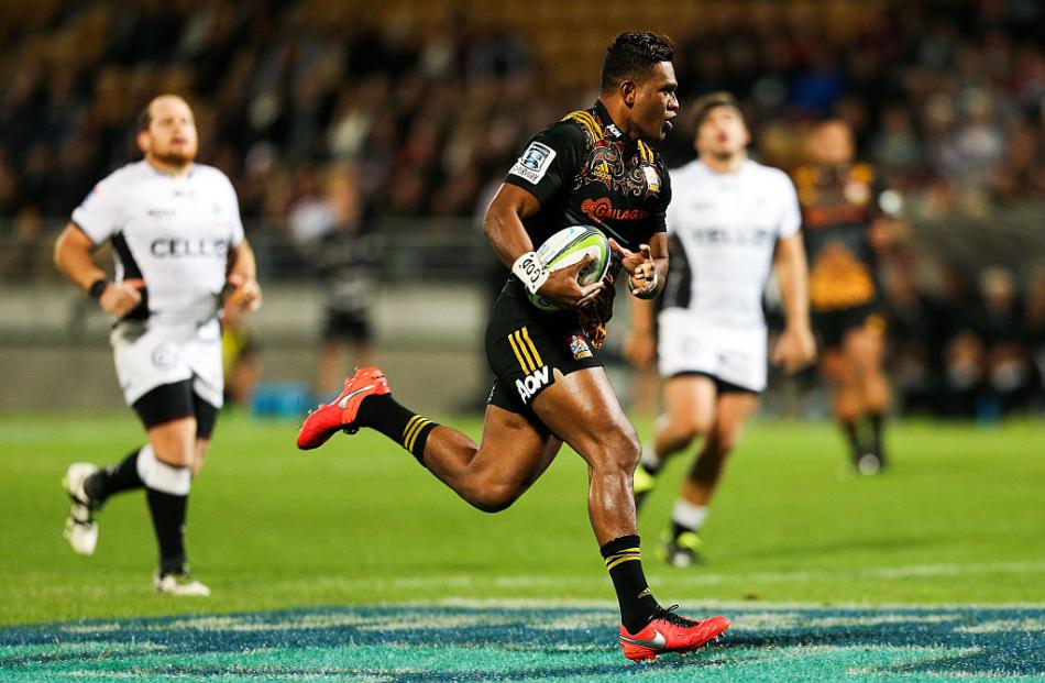 Seta Tamanivalu scores a try for the Chiefs. Photo: Getty Images