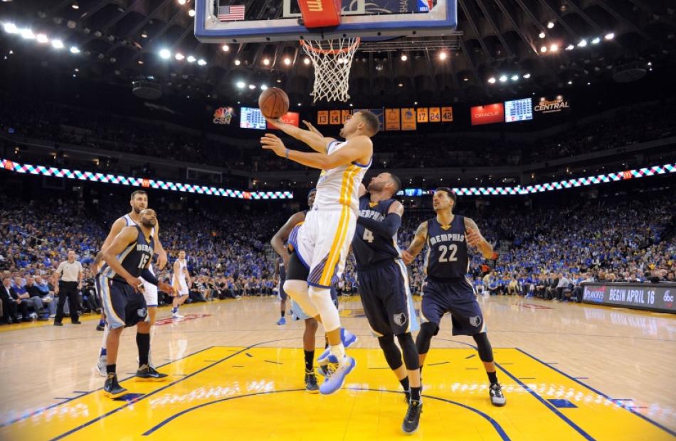 Steph Curry takes a layup for the Warriors against the Grizzlies. Photo: Reuters