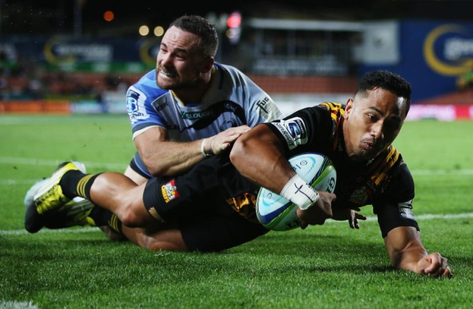 Toni Pulu scores for the Chiefs against the Force. Photo: Getty Images