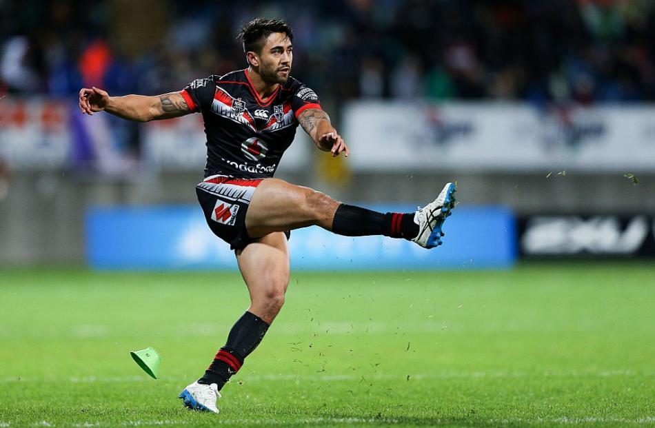 Shaun Johnson kicking a goal for the Warriors. Photo: Getty Images