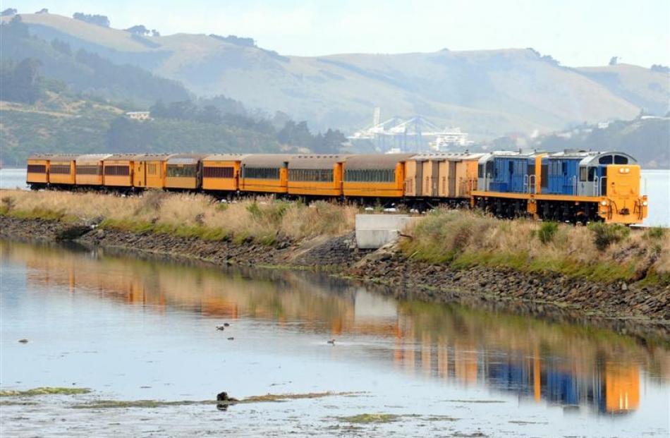 The Taieri Gorge train crosses the Flat Stream viaduct in 2006