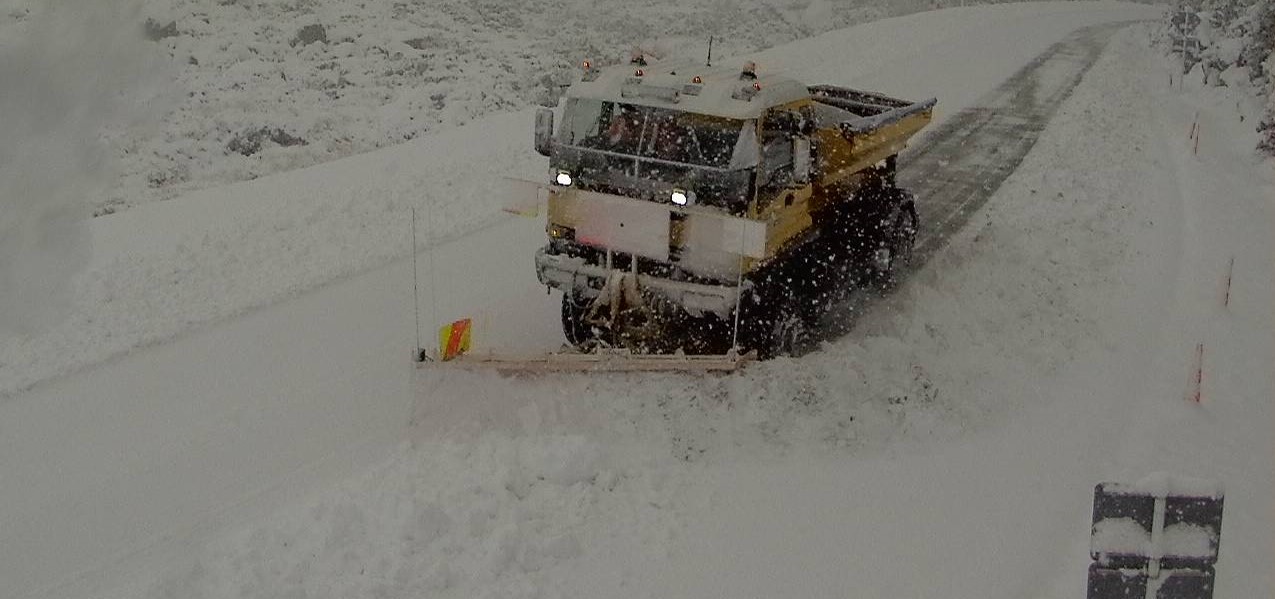 Contractors work to clear heavy snow from The Milford Road this morning. Photo: Milford Rd/NZTA